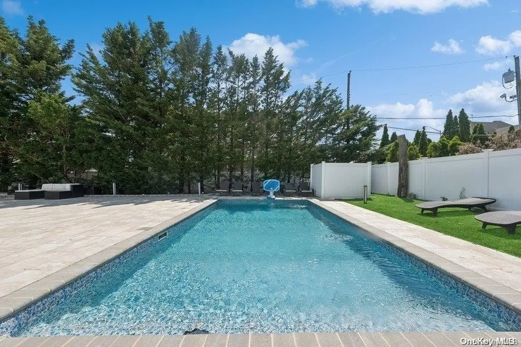 25 Ives Road Hewlett NY 11557