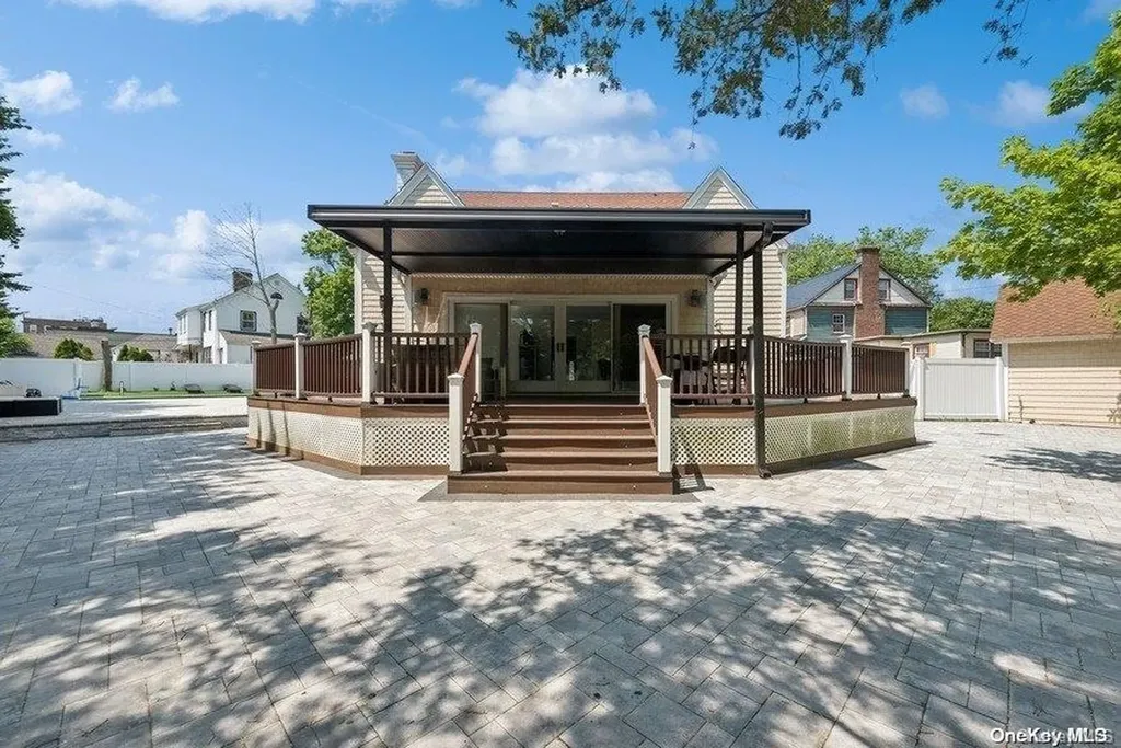 25 Ives Road Hewlett NY 11557