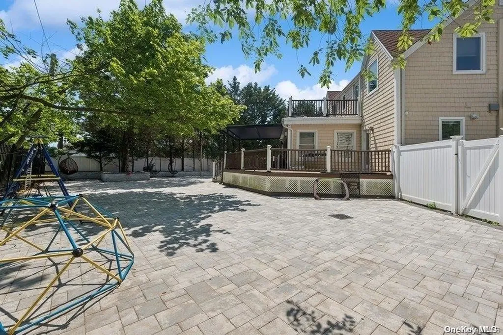 25 Ives Road Hewlett NY 11557