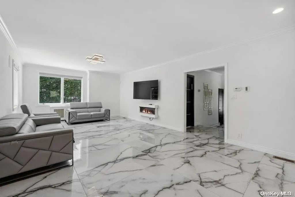25 Ives Road Hewlett NY 11557