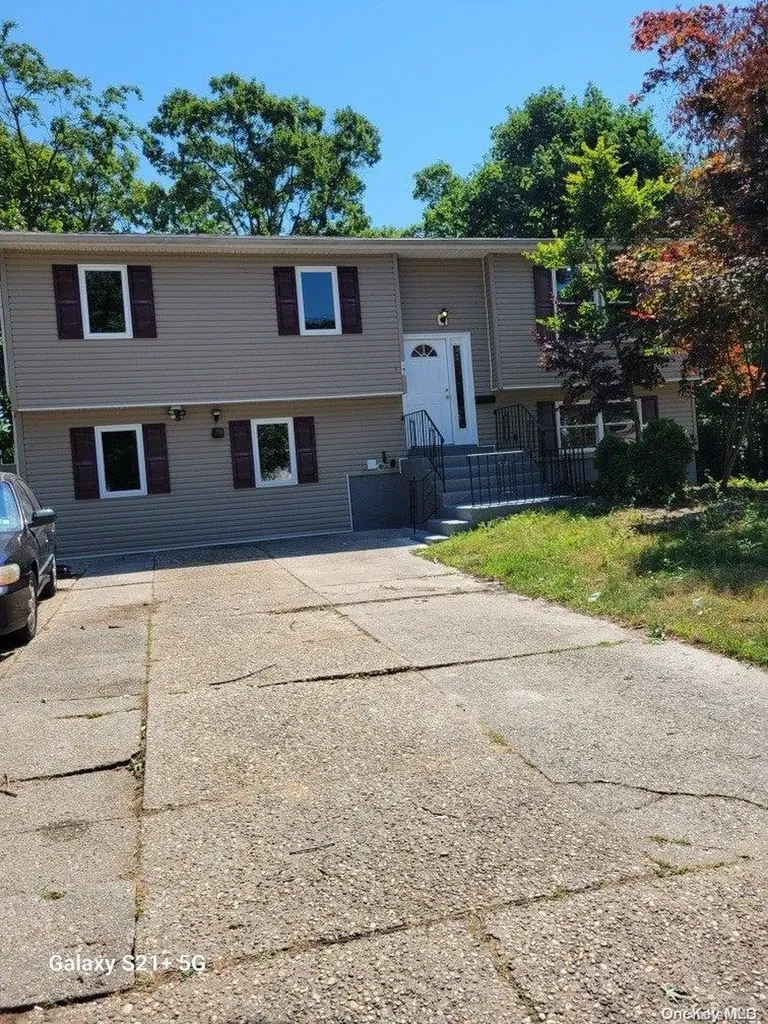 17 N Cardinal Court Bay Shore NY 11706