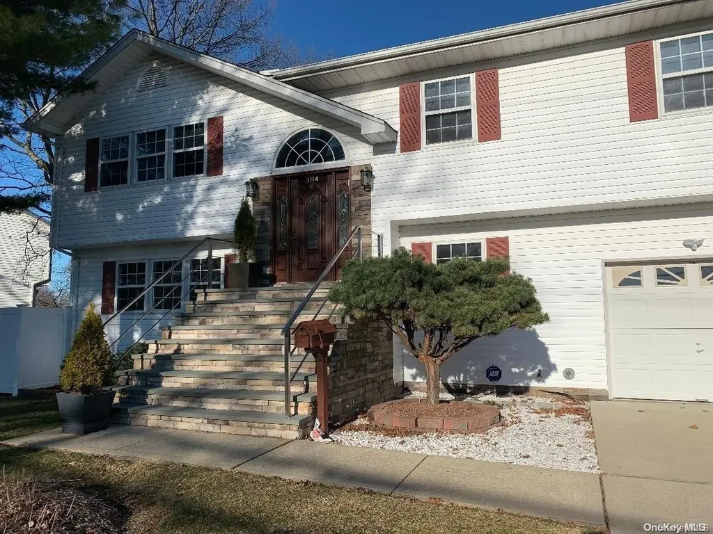 384 Centre Avenue Lindenhurst NY 11757