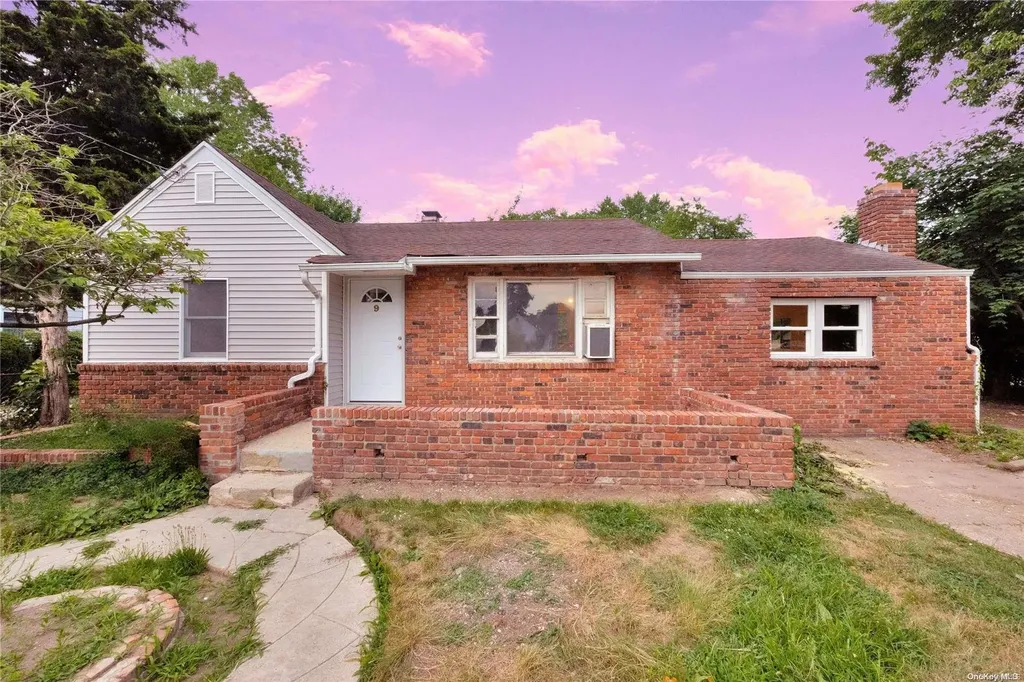 9 Monroe Drive Lindenhurst NY 11757
