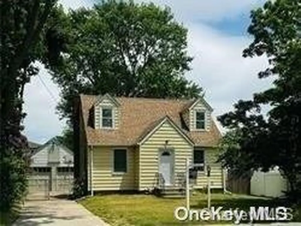 99 E 3rd Street Deer Park NY 11729