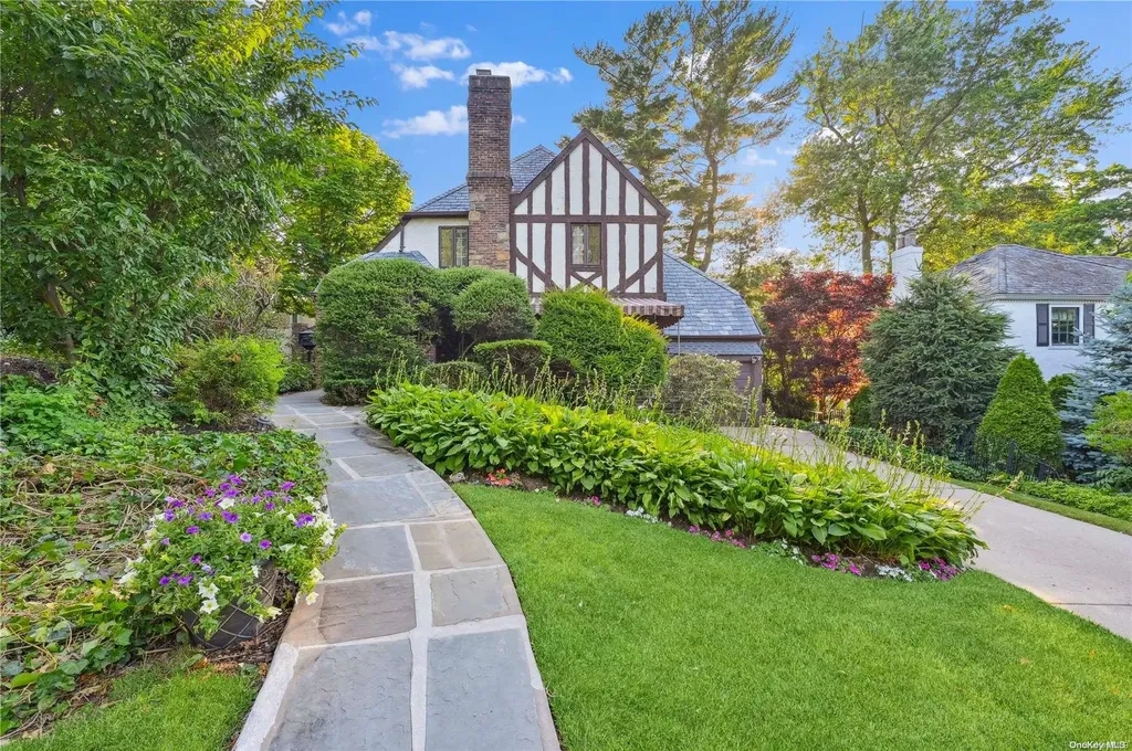31 Strathmore Road Manhasset NY 11030