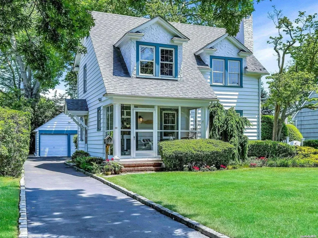 152 Bayway Avenue Brightwaters NY 11718