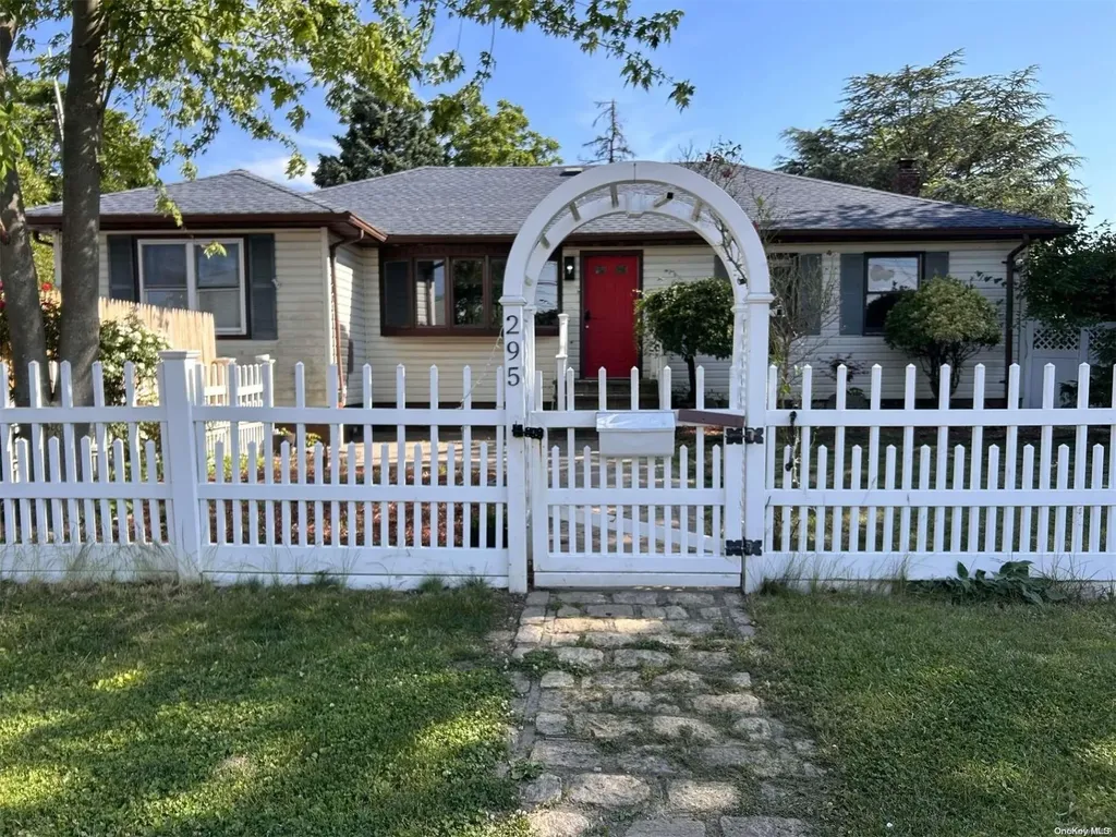 295 36th Street Lindenhurst NY 11757