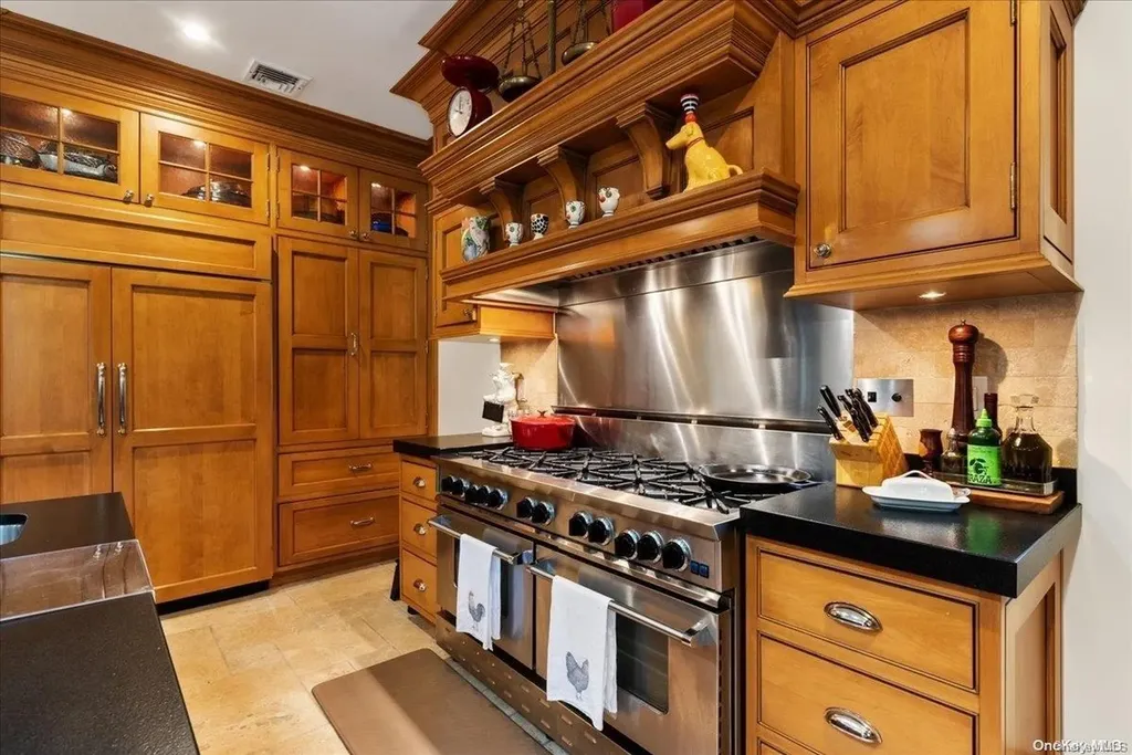 2160 Titus Path Muttontown NY 11791