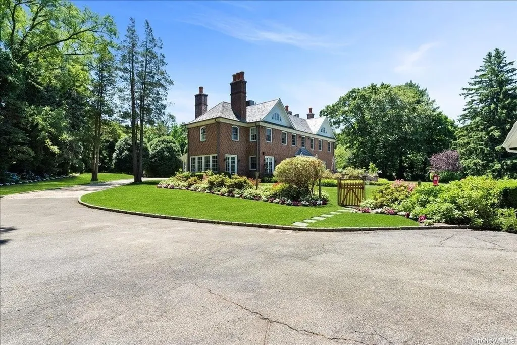 2160 Titus Path Muttontown NY 11791