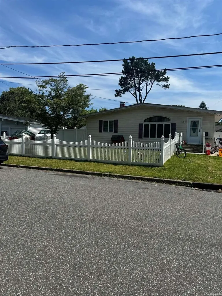 8 Dawn Crescent Central Islip NY 11722