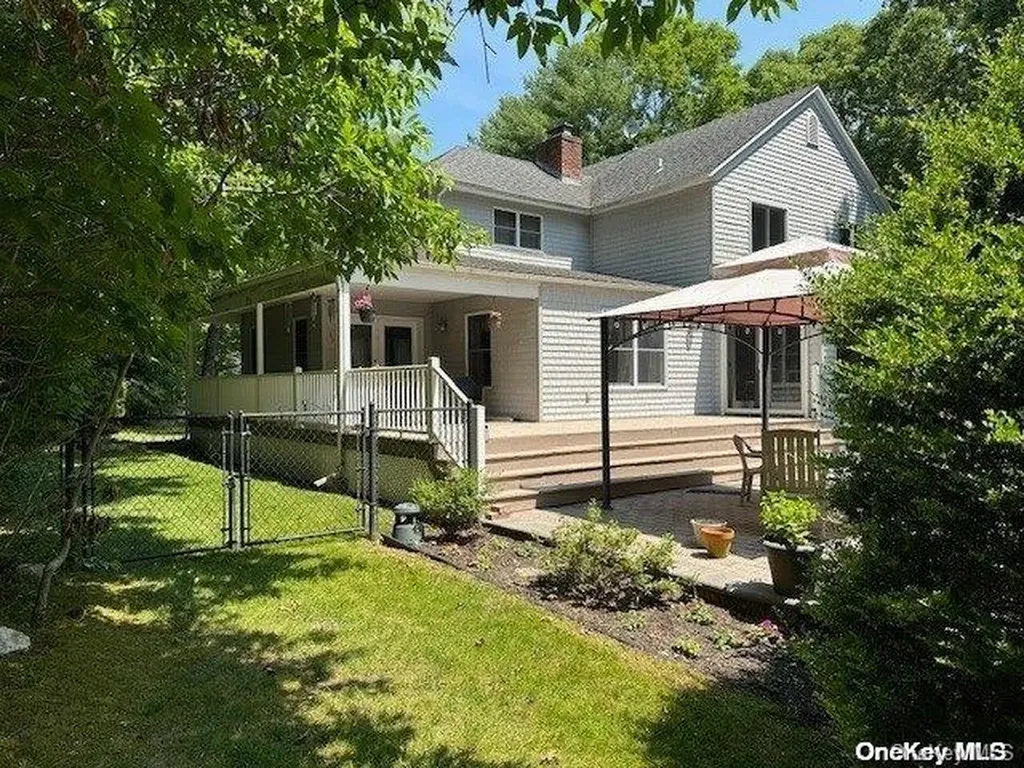 6 Carriage Path Manorville NY 11949