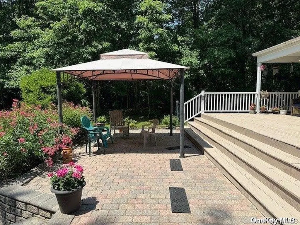 6 Carriage Path Manorville NY 11949
