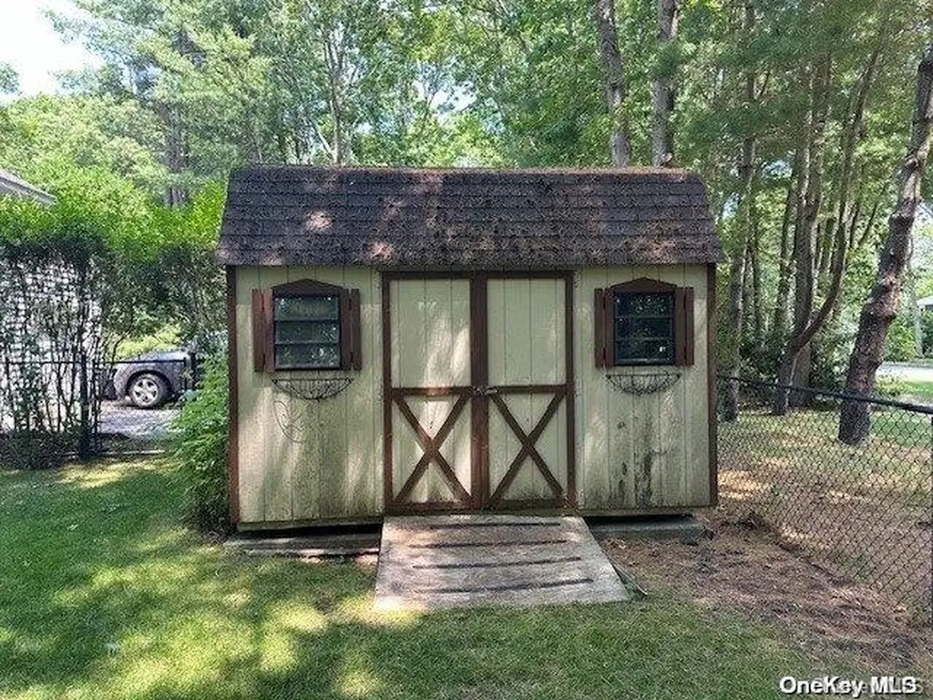 6 Carriage Path Manorville NY 11949