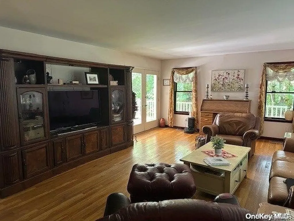 6 Carriage Path Manorville NY 11949
