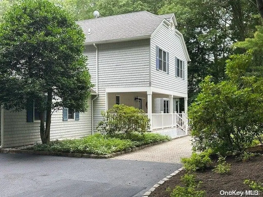 6 Carriage Path Manorville NY 11949
