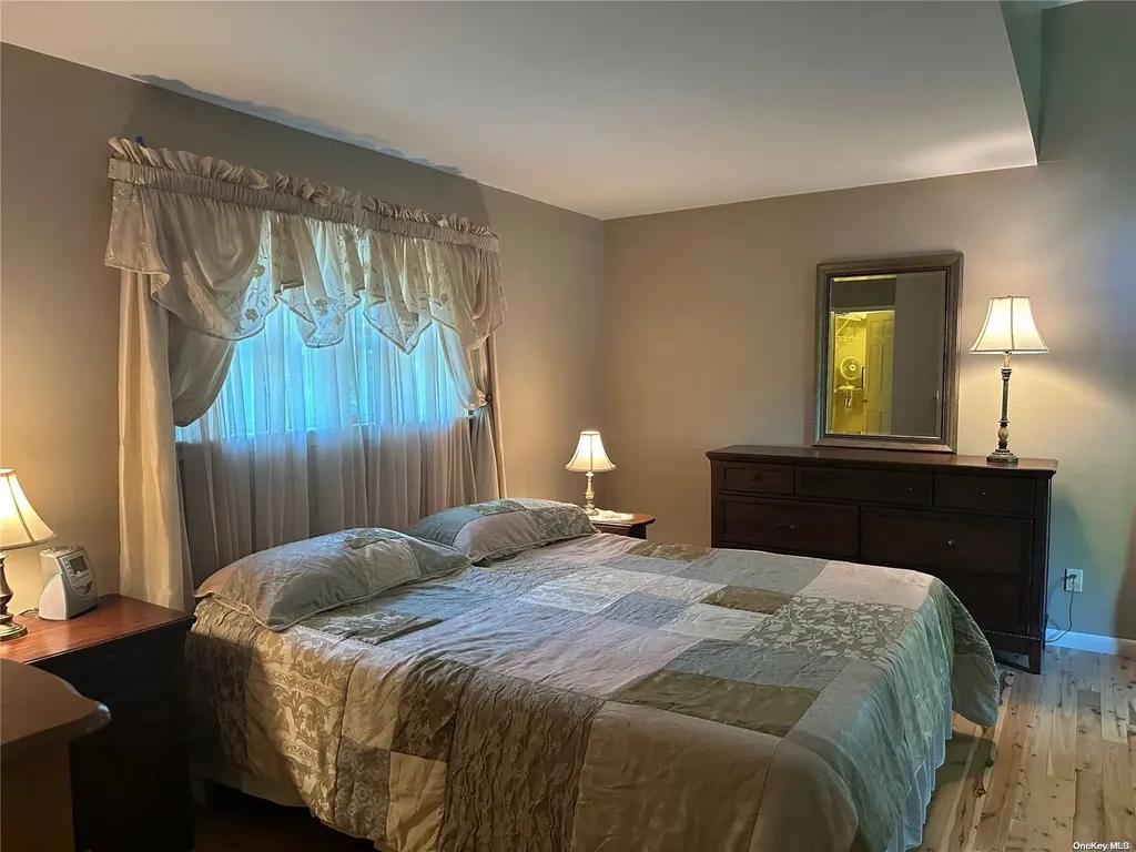 6 Carriage Path Manorville NY 11949