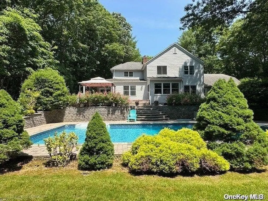 6 Carriage Path Manorville NY 11949