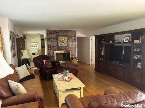 6 Carriage Path Manorville NY 11949