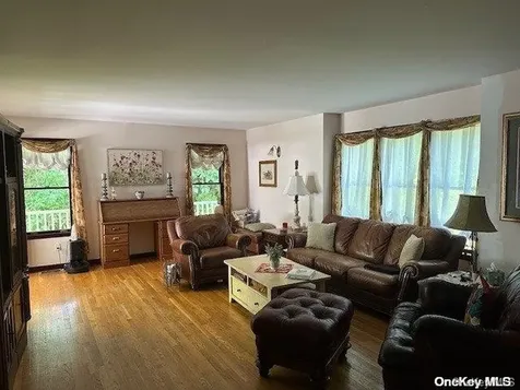 6 Carriage Path Manorville NY 11949