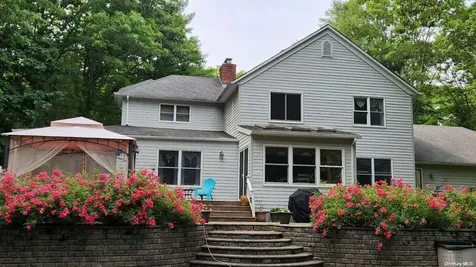 6 Carriage Path Manorville NY 11949