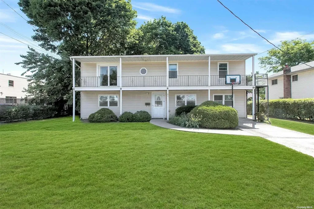 81 E 2nd Street Deer Park NY 11729