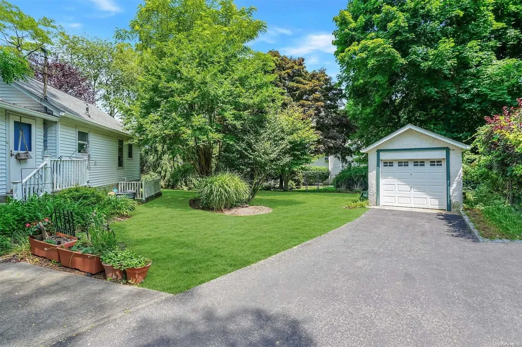 31 Hickory Road Rocky Point NY 11778