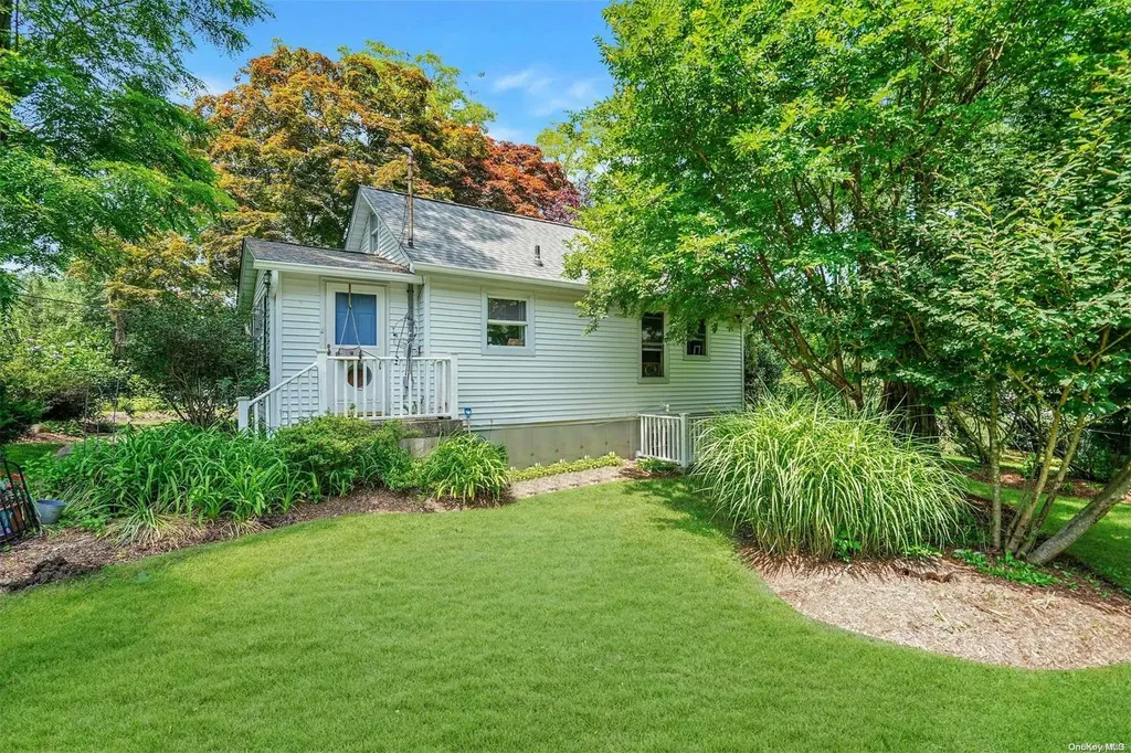 31 Hickory Road Rocky Point NY 11778