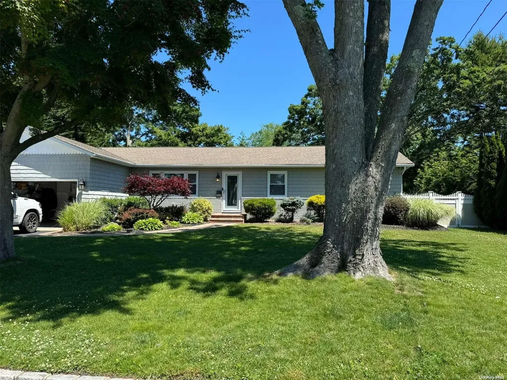 925 Peconic Avenue West Babylon NY 11704