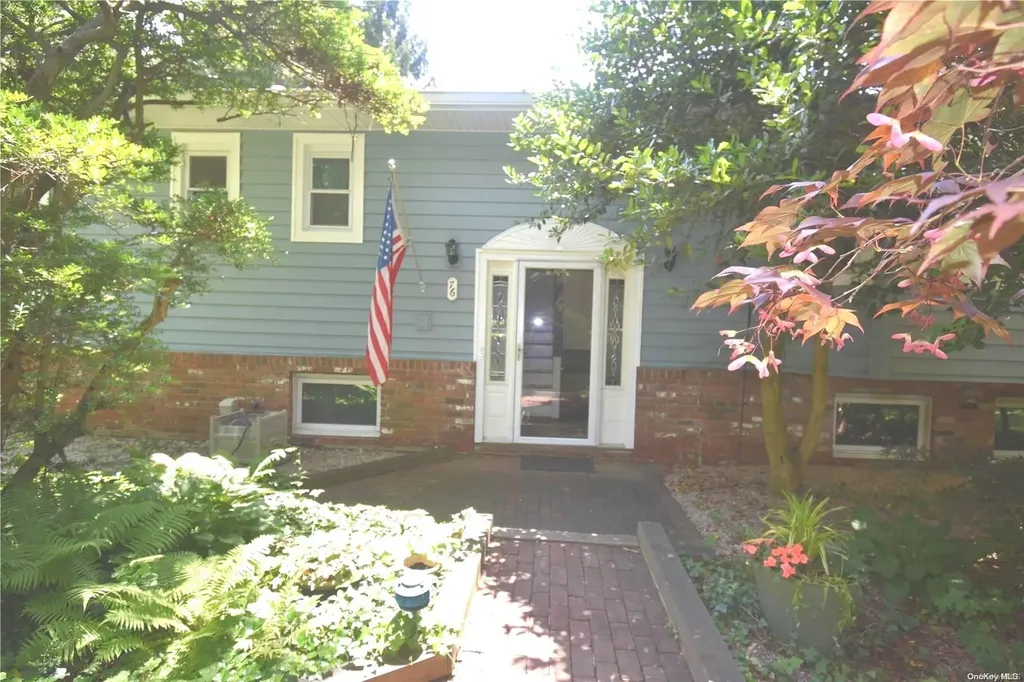 76 E Rogues Path Huntington Station NY 11746