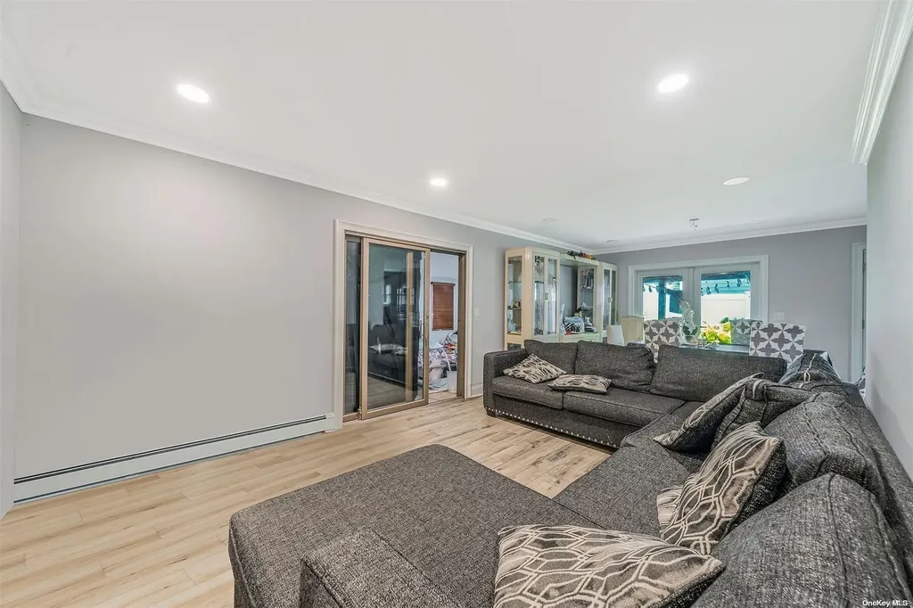 21 Glen Lane Kings Park NY 11754