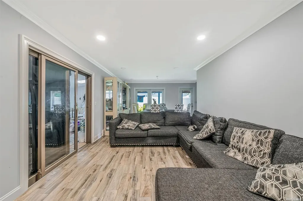 21 Glen Lane Kings Park NY 11754