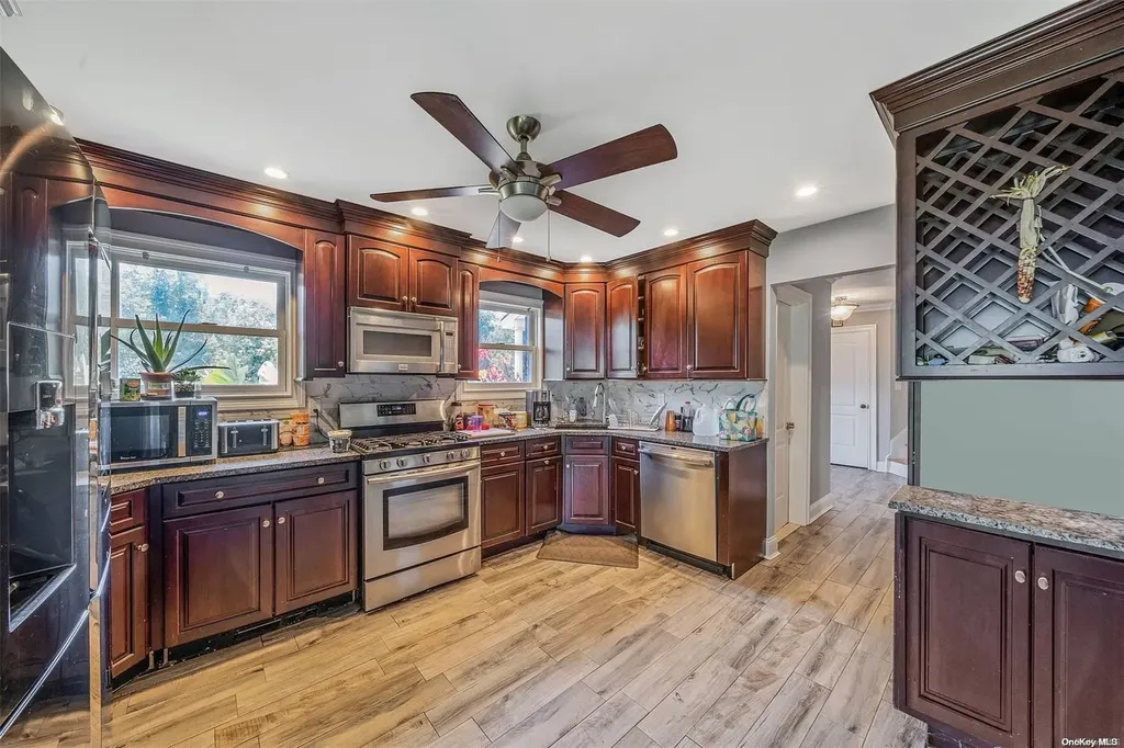 21 Glen Lane Kings Park NY 11754