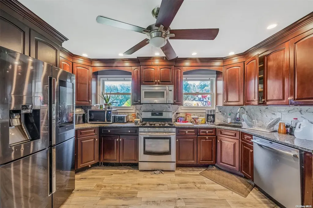 21 Glen Lane Kings Park NY 11754