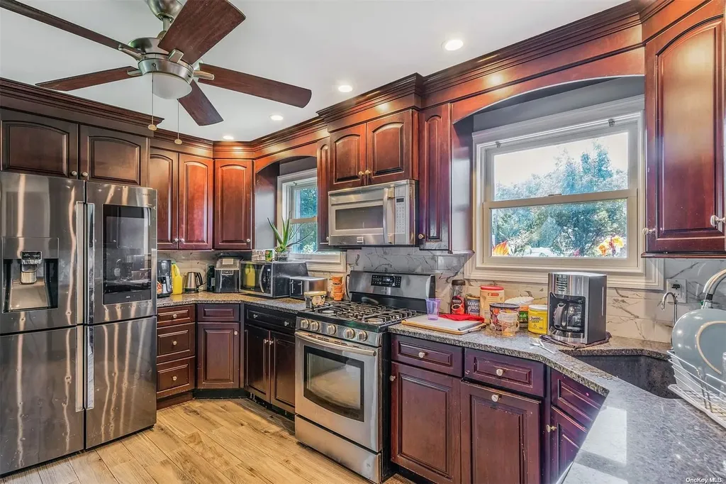21 Glen Lane Kings Park NY 11754