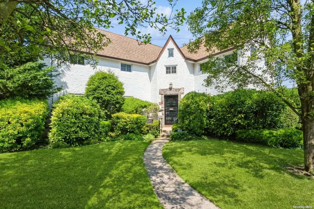25 Buckingham Place Manhasset NY 11030