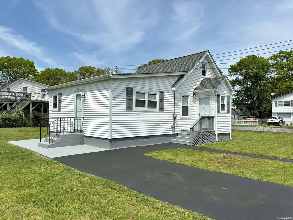 21 Stuart Road Shirley NY 11967