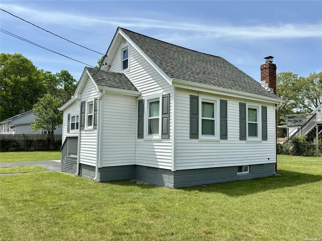 21 Stuart Road Shirley NY 11967