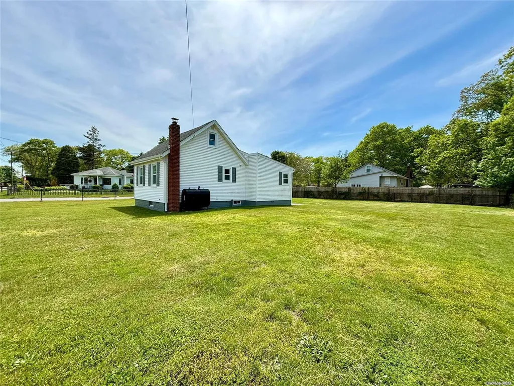 21 Stuart Road Shirley NY 11967