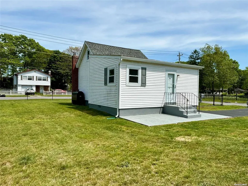 21 Stuart Road Shirley NY 11967