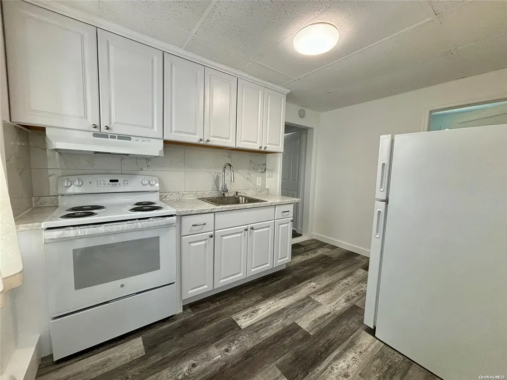 21 Stuart Road Shirley NY 11967