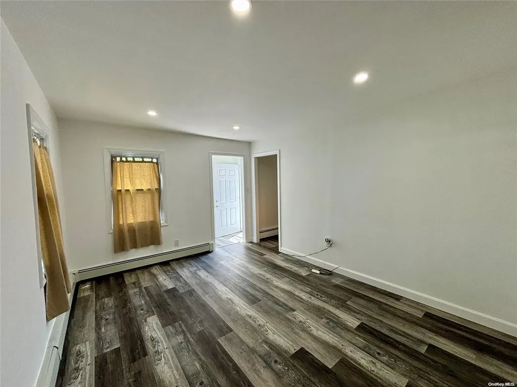 21 Stuart Road Shirley NY 11967