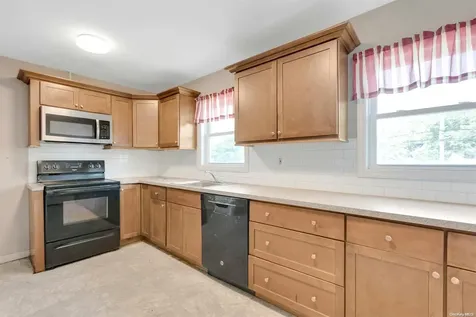 8 Scott Avenue Deer Park NY 11729