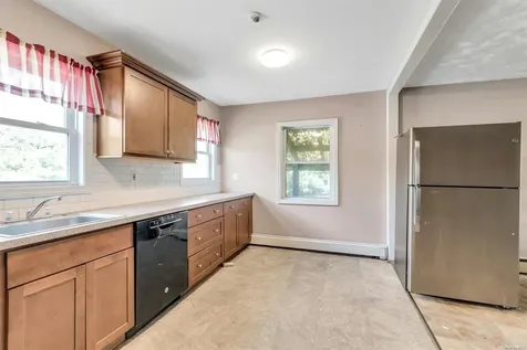 8 Scott Avenue Deer Park NY 11729