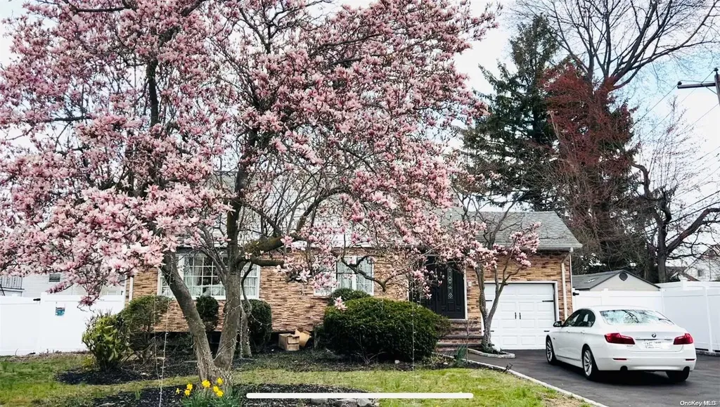 52 Miller Place Syosset NY 11791