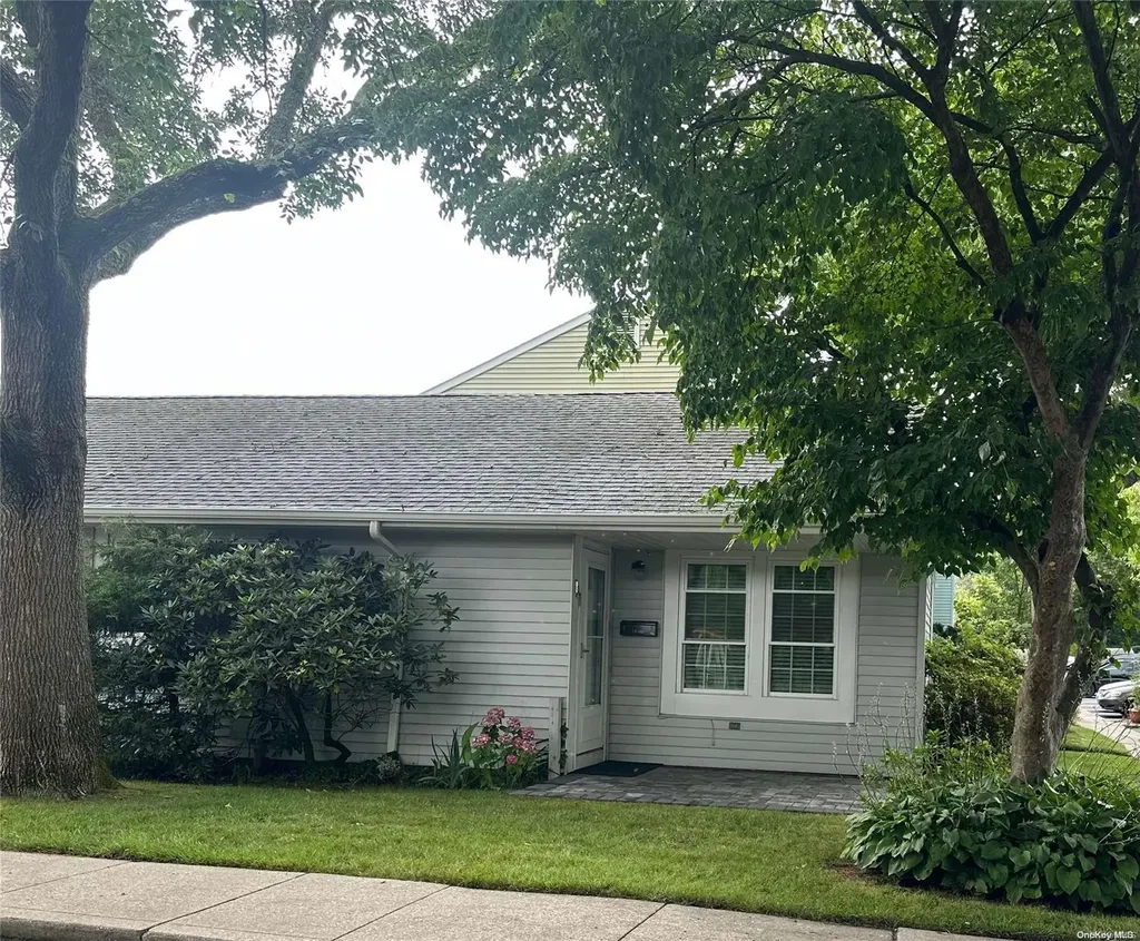 121 Whalers Cove Babylon NY 11702