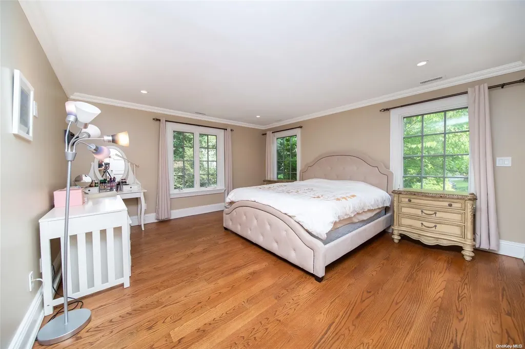 19 Briarfield Drive Great Neck NY 11020