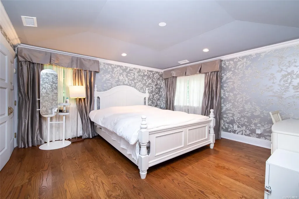 19 Briarfield Drive Great Neck NY 11020