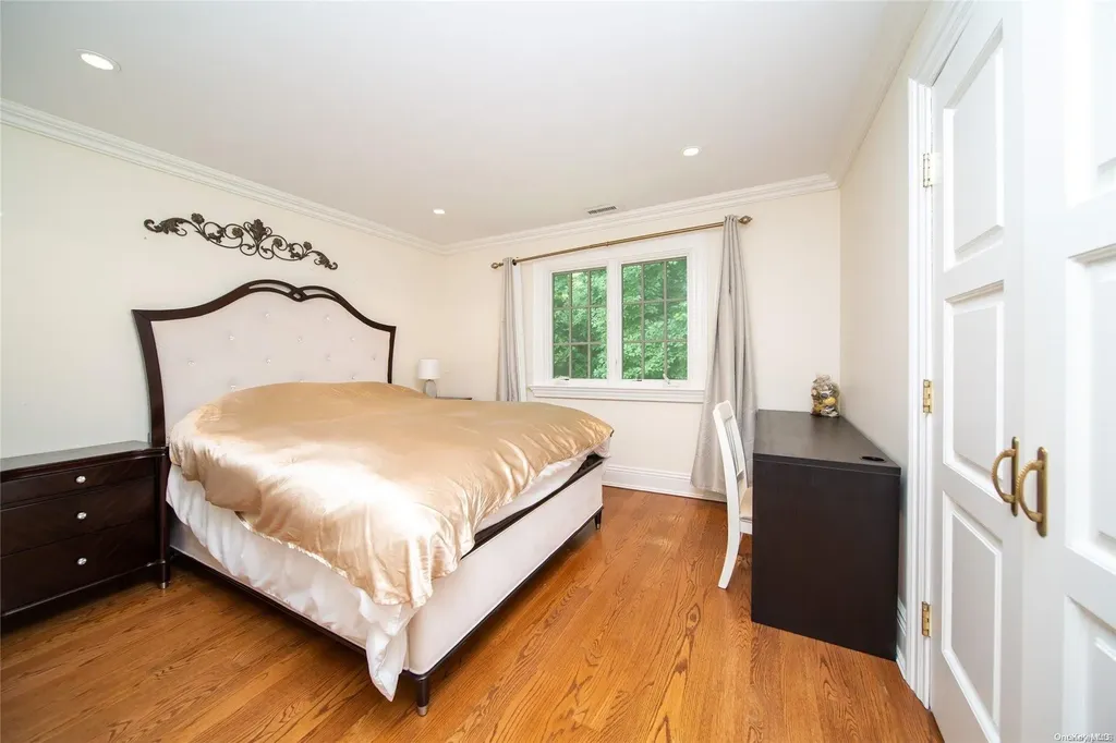 19 Briarfield Drive Great Neck NY 11020