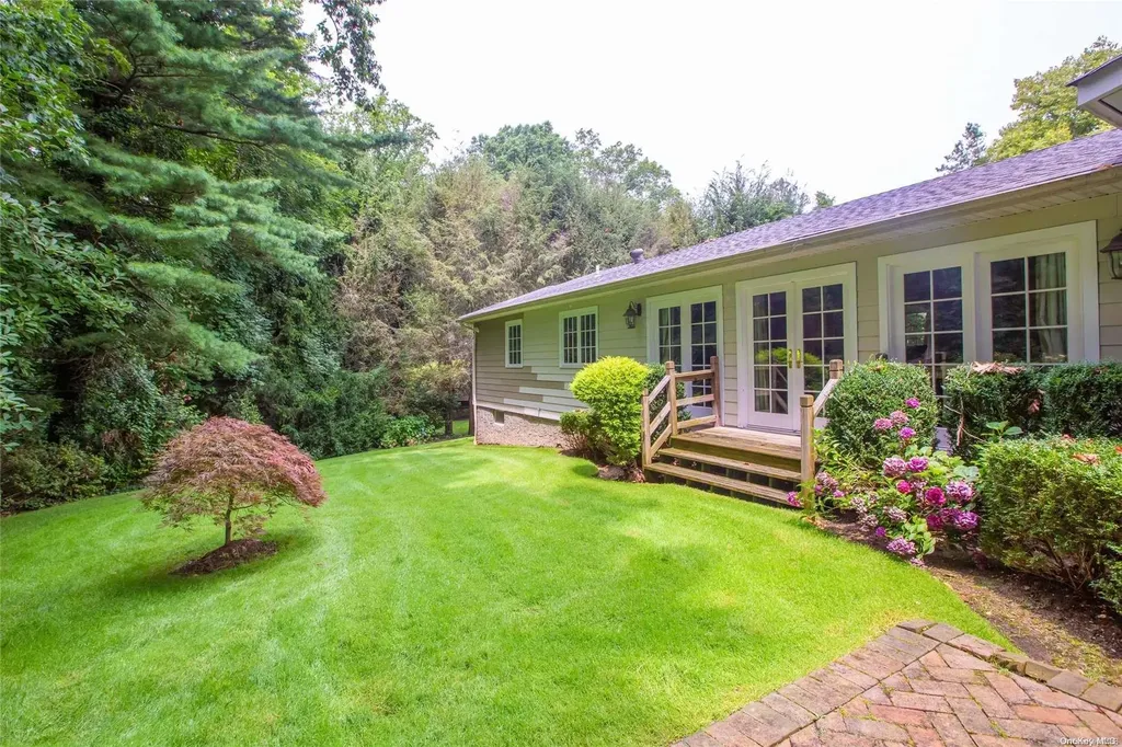 19 Briarfield Drive Great Neck NY 11020