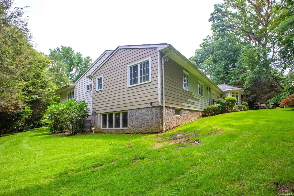 19 Briarfield Drive Great Neck NY 11020